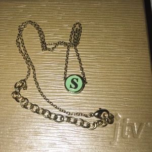 🤩Mint green “S” necklace with gold chain + detail